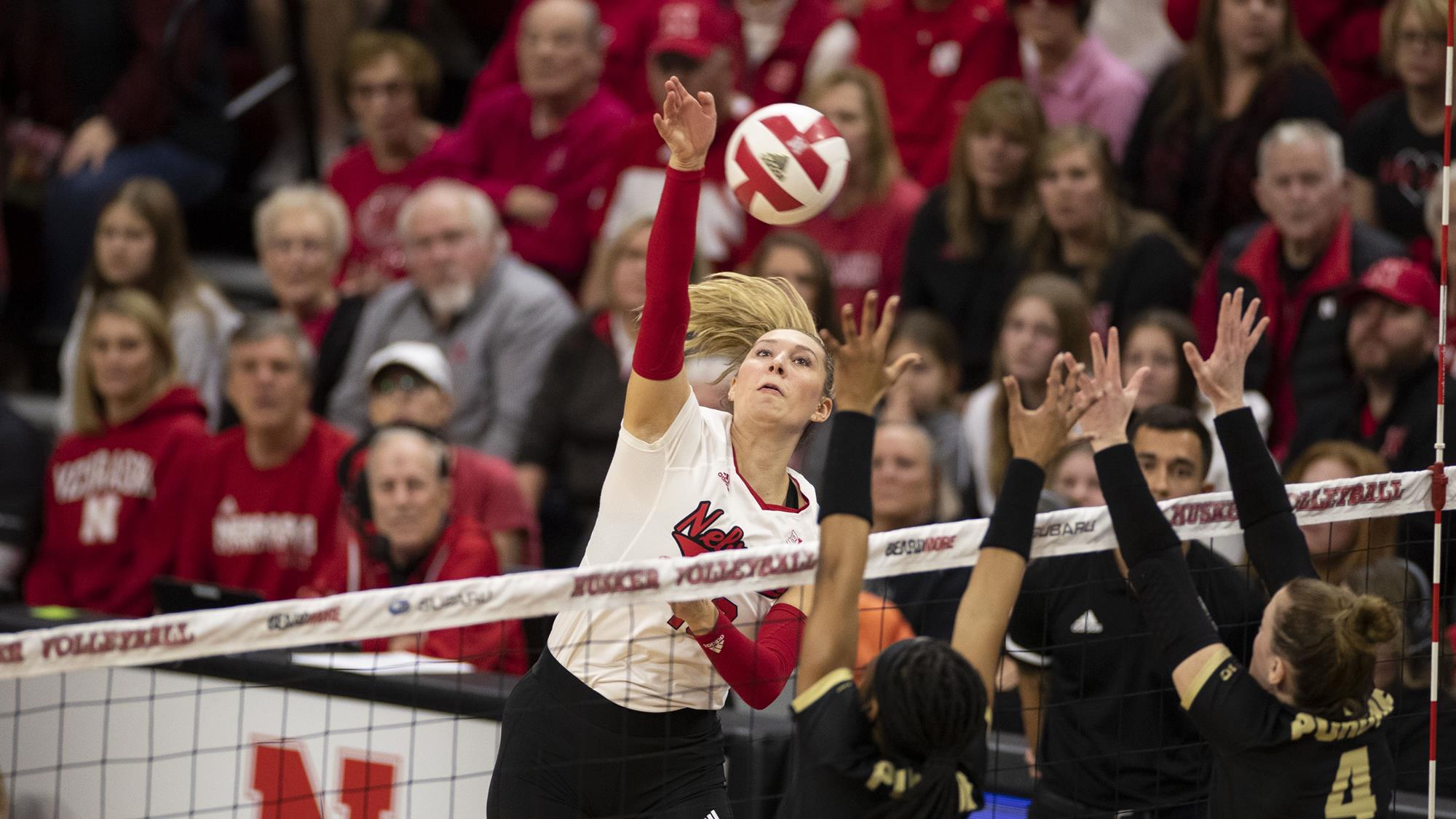 Huskers finish strong in sweep of Boilermakers - Vimarsana News