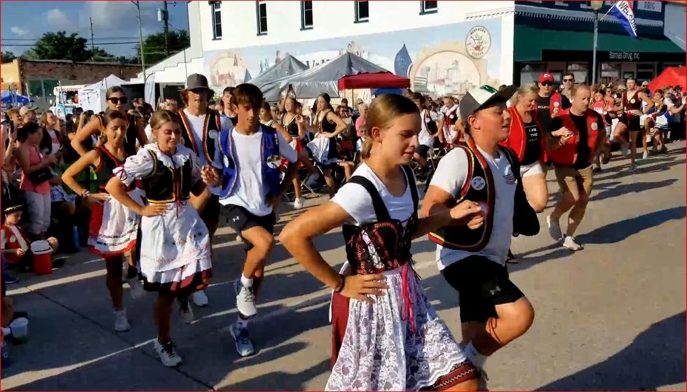 Czech dancers do the Schottishe